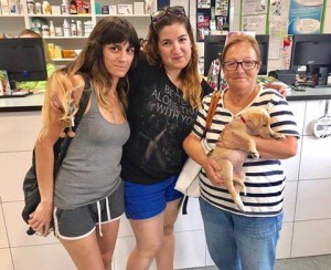 Adoptante Juana y voluntarias